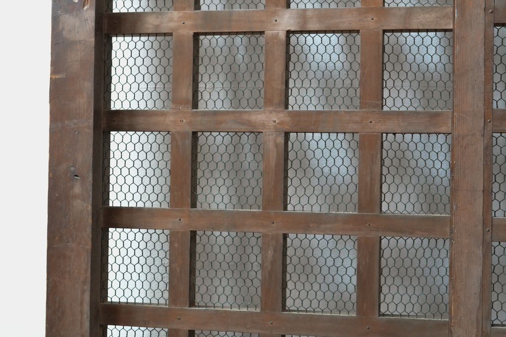 アンティーク建具　明治期　総ヒノキ(檜)材の金網入り格子くぐり戸1枚(きつね格子、狐格子、蔵戸、引き戸、格子戸、マス目、升目、玄関戸、建具)(R-059207)
