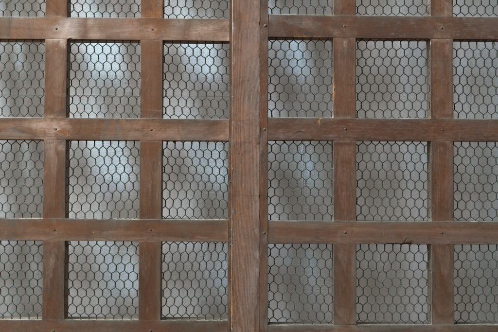 アンティーク建具　明治期　総ヒノキ(檜)材の金網入り格子くぐり戸1枚(きつね格子、狐格子、蔵戸、引き戸、格子戸、マス目、升目、玄関戸、建具)(R-059207)