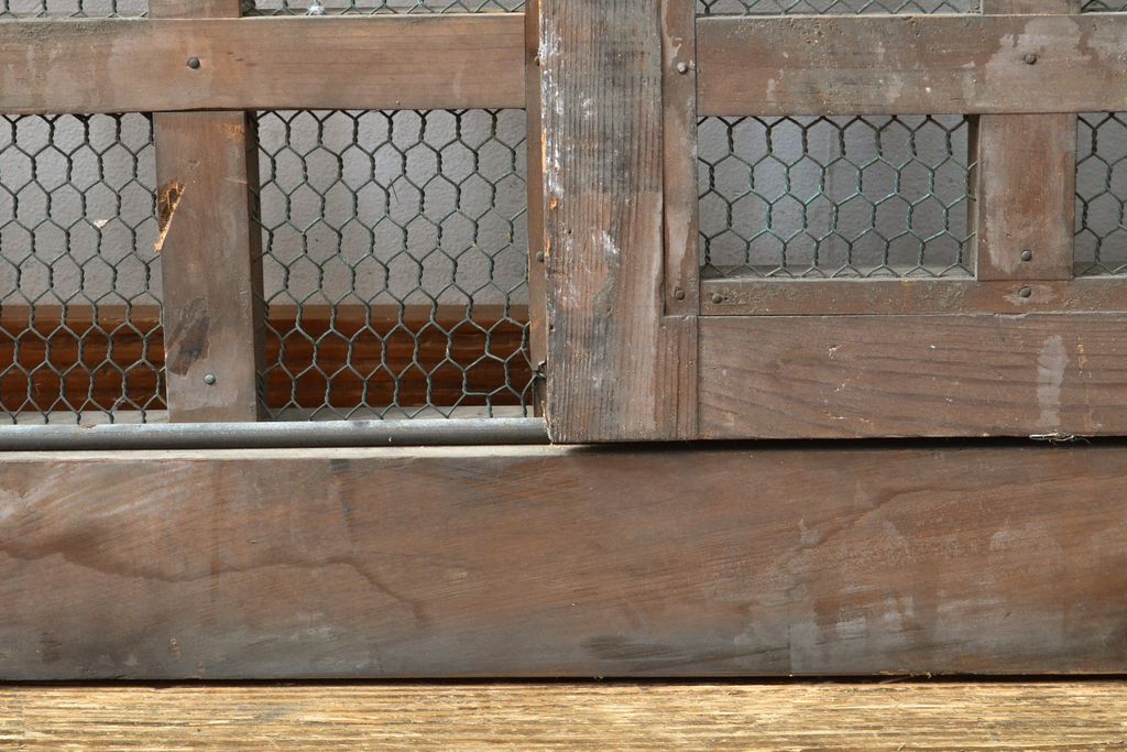 アンティーク建具　明治期　総ヒノキ(檜)材の金網入り格子くぐり戸1枚(きつね格子、狐格子、蔵戸、引き戸、格子戸、マス目、升目、玄関戸、建具)(R-059207)