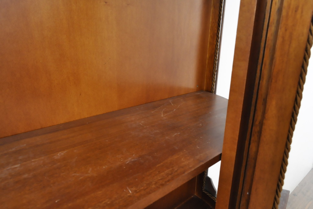 中古　美品　イタリア高級家具　丸みを帯びたデザインが優雅なキャビネット(飾り棚、ガラスケース、戸棚、収納棚)(R-056044)