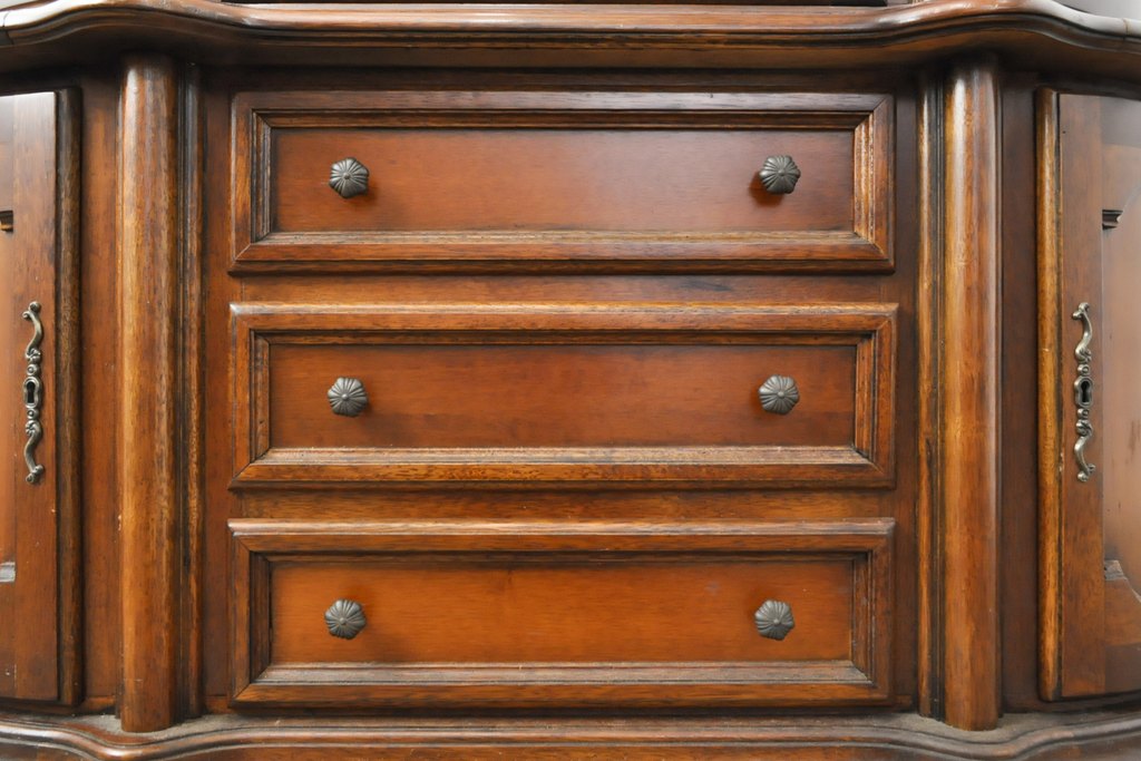 中古　美品　イタリア高級家具　丸みを帯びたデザインが優雅なキャビネット(飾り棚、ガラスケース、戸棚、収納棚)(R-056044)