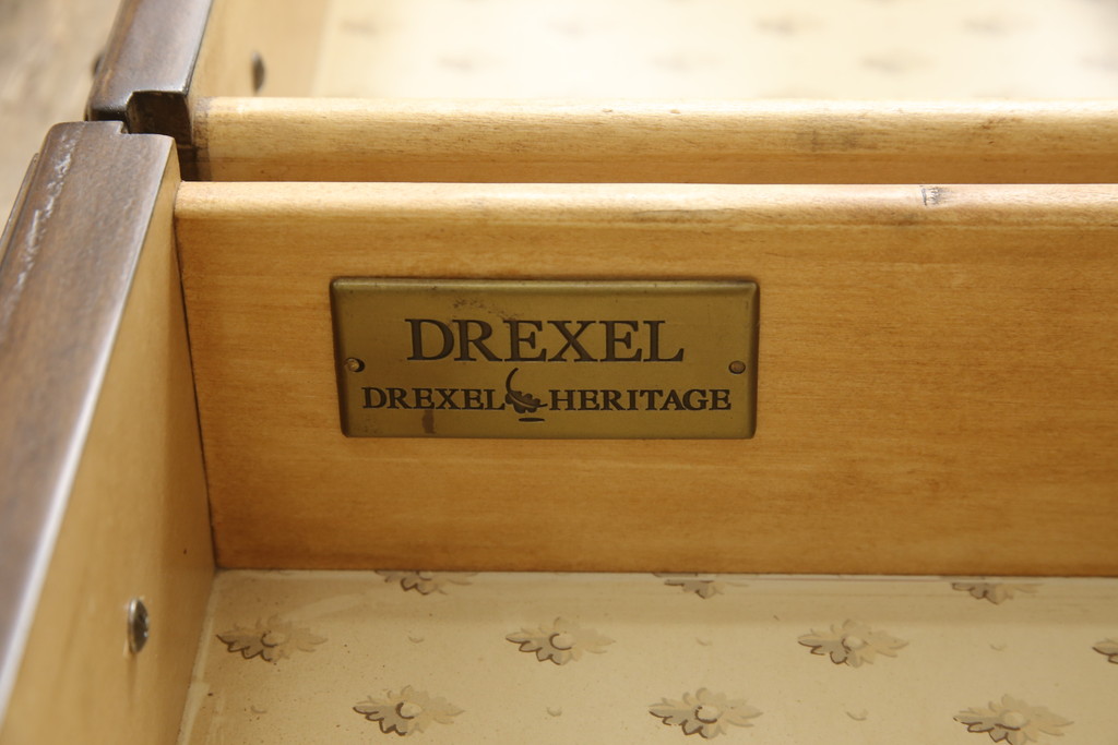 中古　美品　アメリカ輸入モデル　DREXEL HERITAGE(ドレクセルヘリテイジ)　マホガニー材　気泡ガラスがレトロな雰囲気を醸し出すサイドキャビネット(飾り棚、陳列棚、収納棚、サイドチェスト)(R-060600)