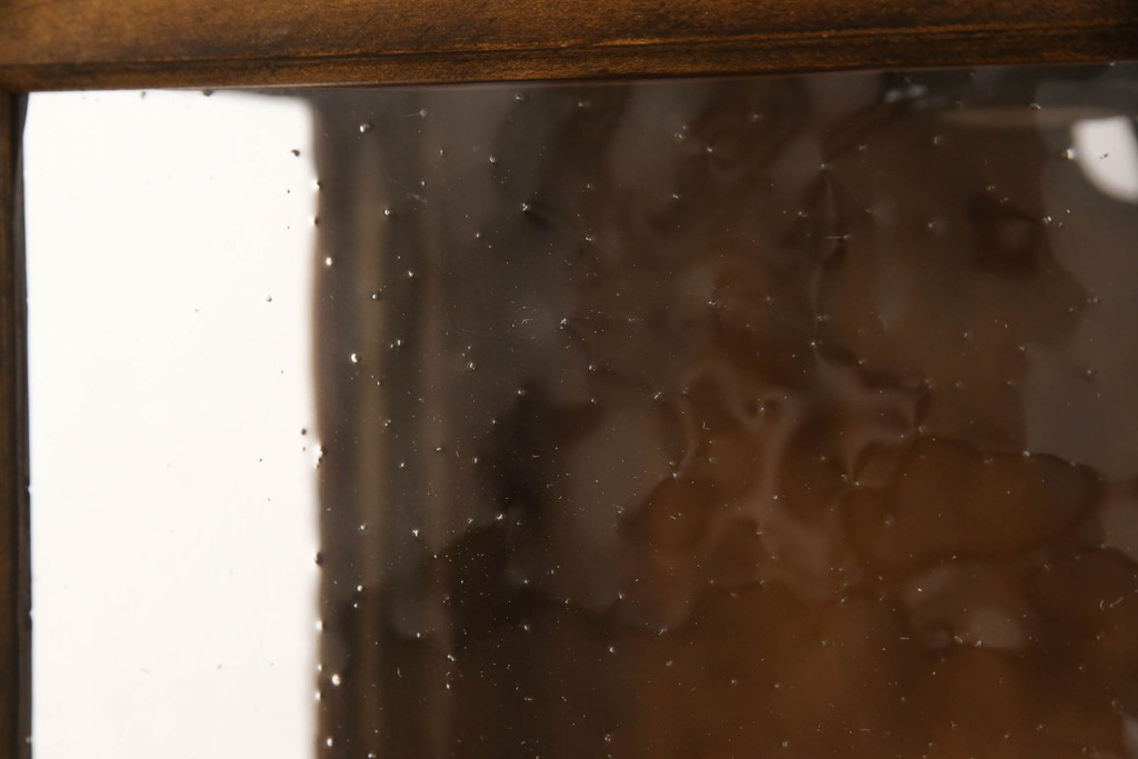 中古　美品　アメリカ輸入モデル　DREXEL HERITAGE(ドレクセルヘリテイジ)　マホガニー材　気泡ガラスがレトロな雰囲気を醸し出すサイドキャビネット(飾り棚、陳列棚、収納棚、サイドチェスト)(R-060600)