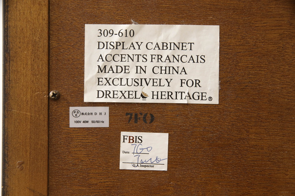 中古　美品　アメリカ輸入モデル　DREXEL HERITAGE(ドレクセルヘリテイジ)　マホガニー材　気泡ガラスがレトロな雰囲気を醸し出すサイドキャビネット(飾り棚、陳列棚、収納棚、サイドチェスト)(R-060600)