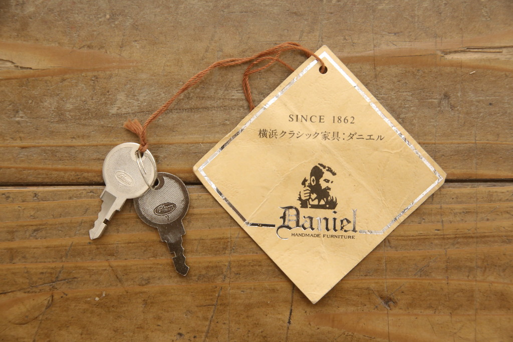 中古　横浜クラシック家具　ダニエル(Daniel)　E-214　上品な佇まいのエトランジェキュリオケース(キャビネット、ガラスケース、ショーケース、陳列棚、飾り棚、戸棚、店舗什器)(R-063277)