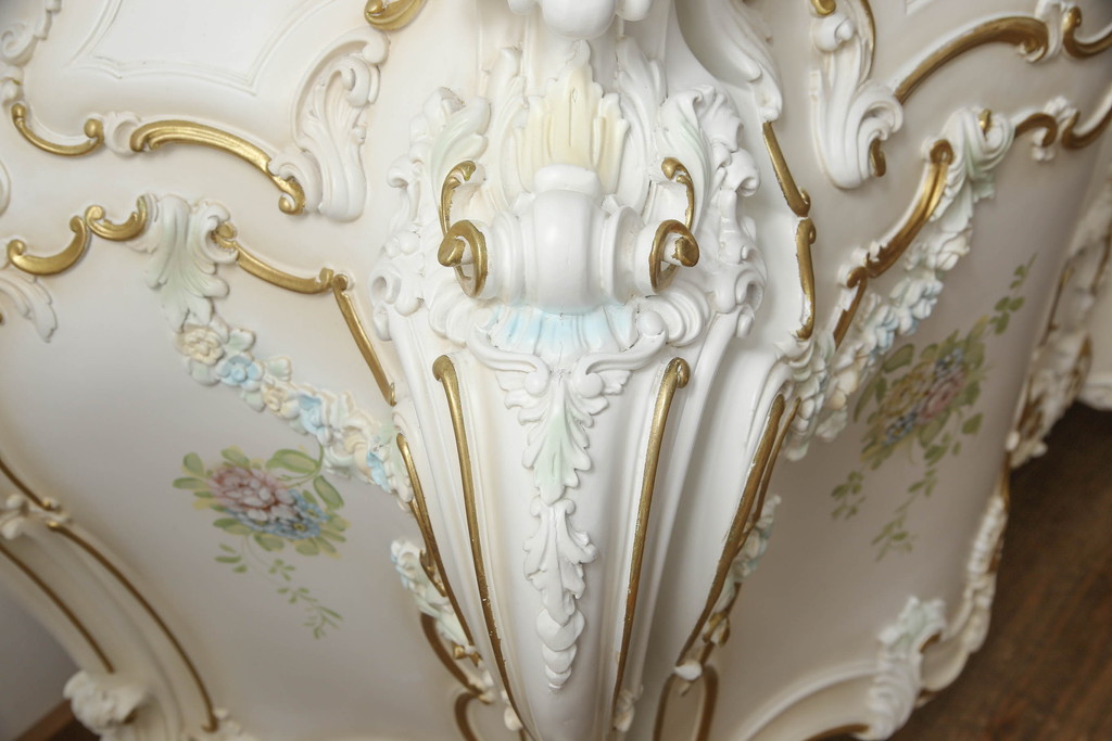 中古　イタリア高級家具　SILIK(シリック)　幅約3mの特大サイズ!!　ロココ調の華やかな装飾が美しいサイドボード(収納棚、戸棚、サイドキャビネット、コンソールテーブル)(定価約200万円)(R-065838)