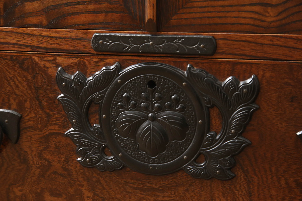 中古　美品　岩谷堂箪笥　力強い木目と重厚な金具が目を引くサイドボード(戸棚、収納棚、キャビネット)(R-058841)