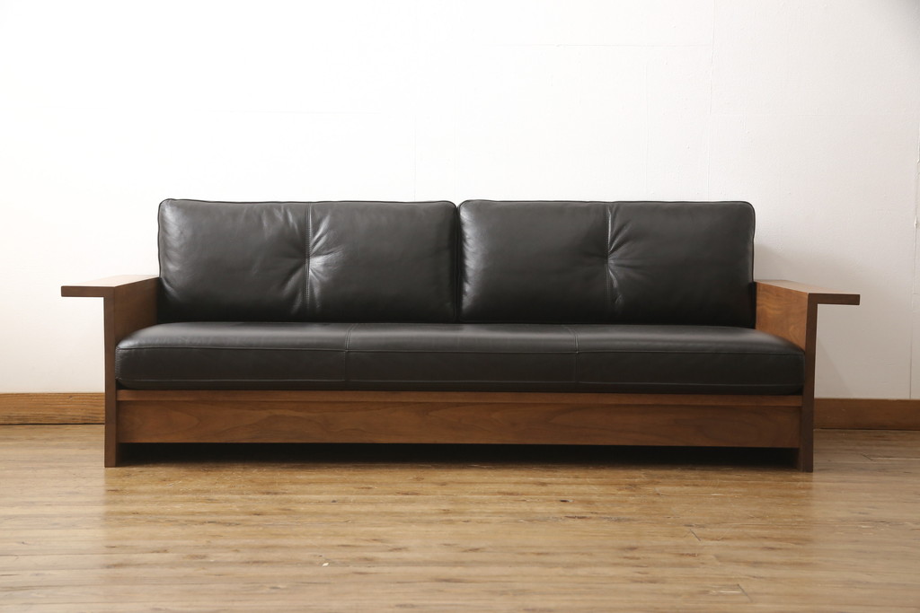 中古　REAL Style(リアルスタイル)　GRAN sofa(グランソファ)　ウォールナット無垢材　本革　モダンな空間を演出する3人掛けソファ(三人掛け、3P、アームソファ)(R-051790)