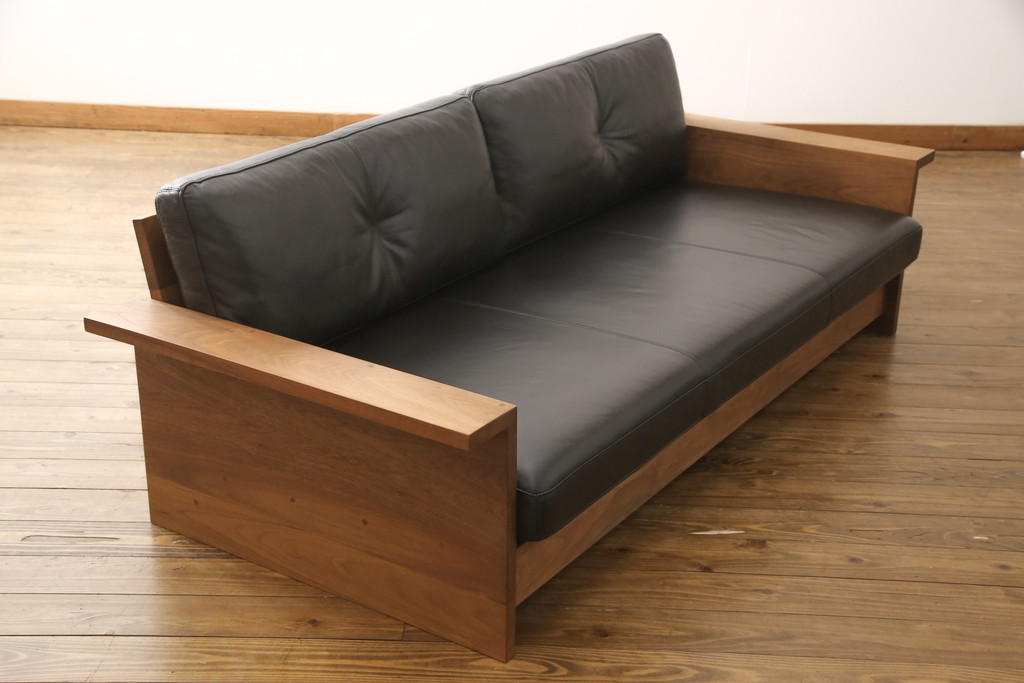 中古　REAL Style(リアルスタイル)　GRAN sofa(グランソファ)　ウォールナット無垢材　本革　モダンな空間を演出する3人掛けソファ(三人掛け、3P、アームソファ)(R-051790)