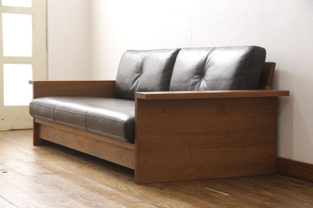 中古　REAL Style(リアルスタイル)　GRAN sofa(グランソファ)　ウォールナット無垢材　本革　モダンな空間を演出する3人掛けソファ(三人掛け、3P、アームソファ)(R-051790)