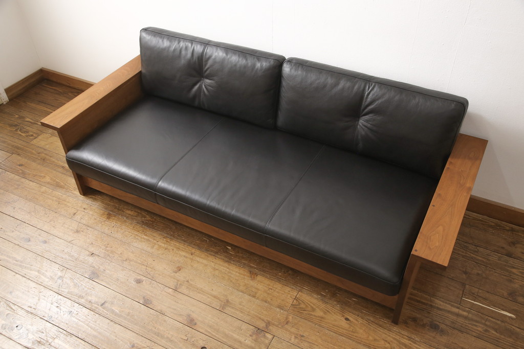 中古　REAL Style(リアルスタイル)　GRAN sofa(グランソファ)　ウォールナット無垢材　本革　モダンな空間を演出する3人掛けソファ(三人掛け、3P、アームソファ)(R-051790)