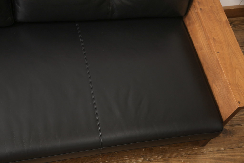 中古　REAL Style(リアルスタイル)　GRAN sofa(グランソファ)　ウォールナット無垢材　本革　モダンな空間を演出する3人掛けソファ(三人掛け、3P、アームソファ)(R-051790)