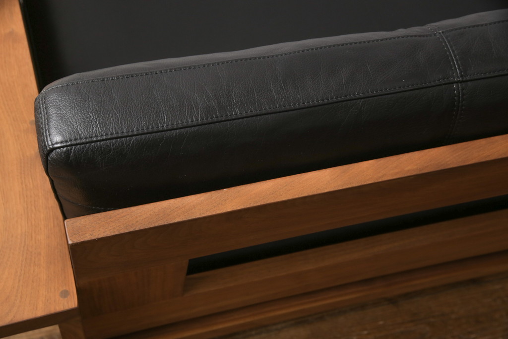 中古　REAL Style(リアルスタイル)　GRAN sofa(グランソファ)　ウォールナット無垢材　本革　モダンな空間を演出する3人掛けソファ(三人掛け、3P、アームソファ)(R-051790)