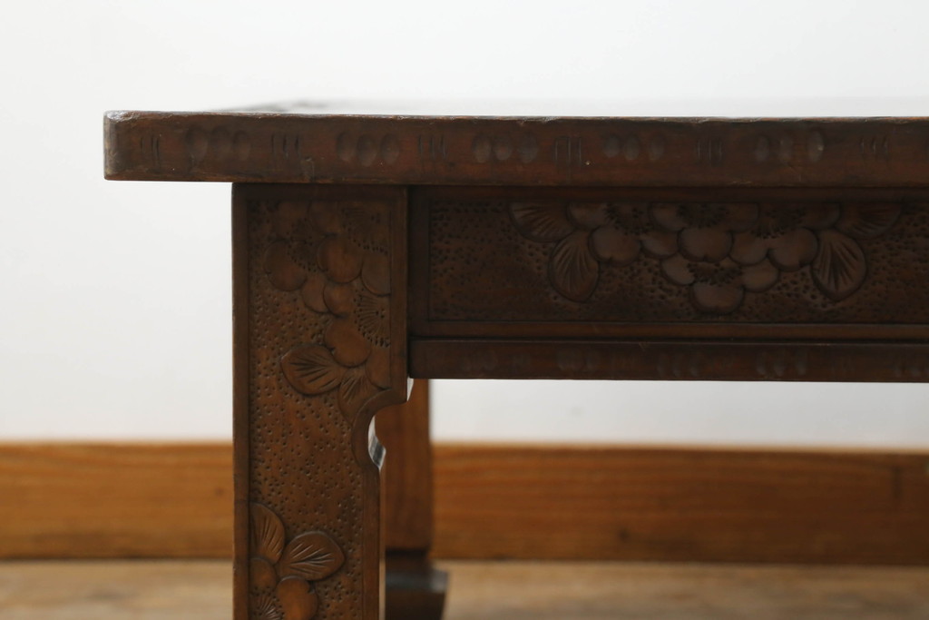 中古　軽井沢彫り　脚に施された意匠がお洒落なローテーブル(食卓、センターテーブル、リビングテーブル)(R-062227)