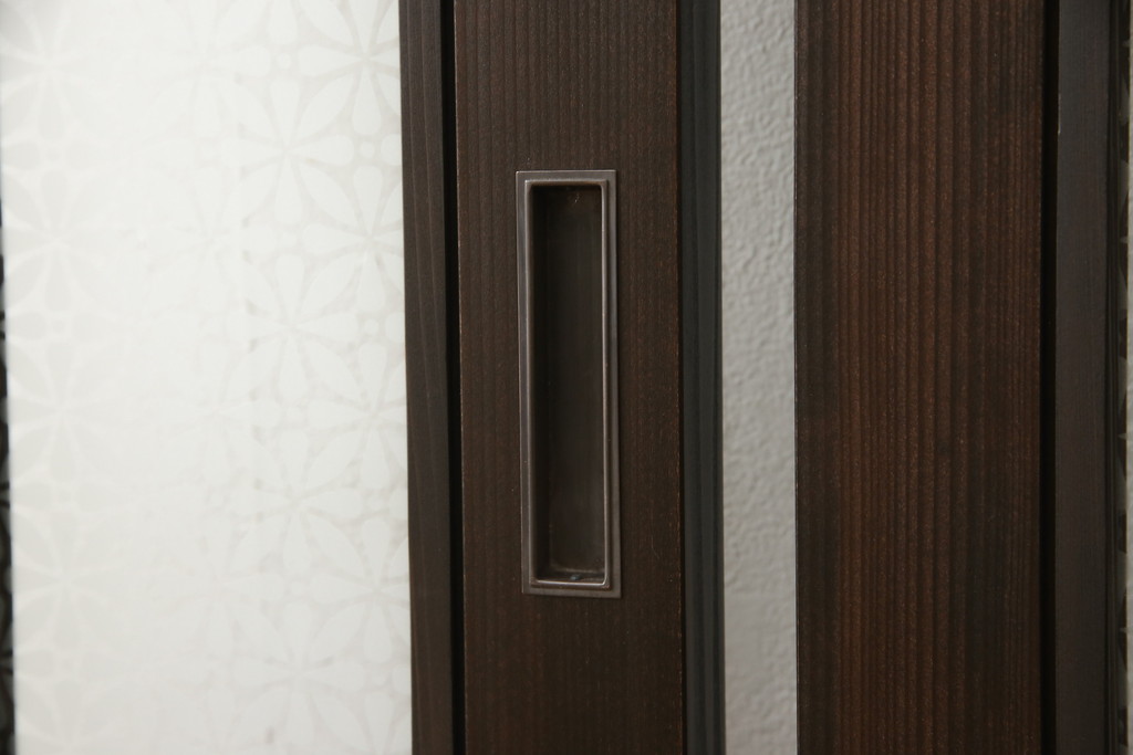 【オーダー建具実例】お客様ご要望のデザインでガラス戸を新規製作しました。お客様からいただいたデザインをベースにガラスを配置し、イメージに近いアンバーガラスと花菱ガラスを使用。使用する場所に合わせてそれぞれご希望のサイズに調整。2点ともダークブラウンに着色して仕上げました。(引き戸)