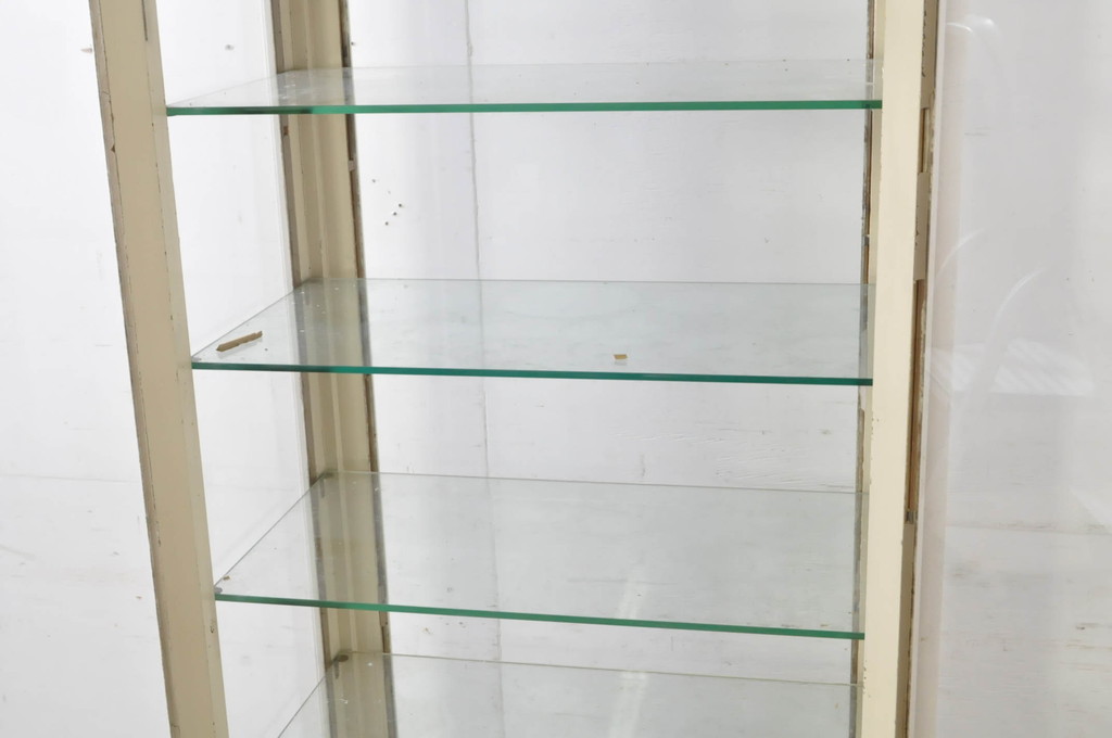和製アンティーク　幅狭サイズが取り入れやすい!ホワイトカラーがお洒落な四面ガラスのケビントガラスケース(ショーケース、デンタルケース、デンタルキャビネット、陳列棚、飾り棚、収納棚、戸棚、店舗什器)(R-065800)