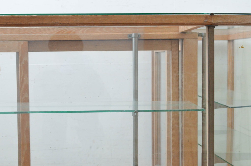 和製アンティーク　曲げガラス　レトロな雰囲気漂うL型ガラスケース(Rガラス、曲面ガラス、カウンター、ショーケース、キャビネット、飾り棚、陳列棚、店舗什器)(R-072640)