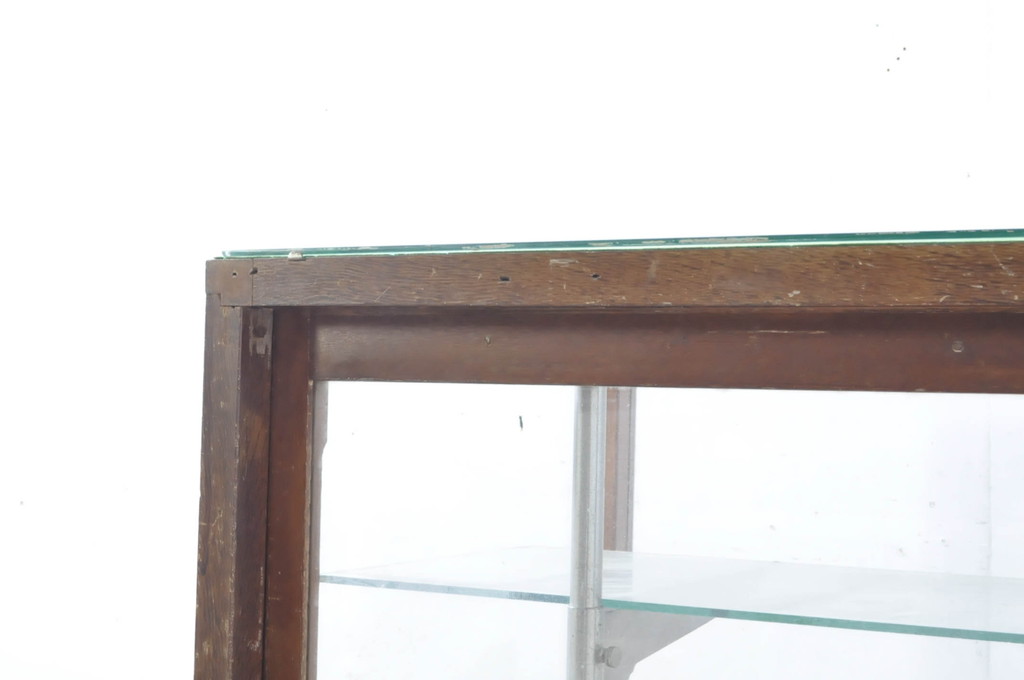 アンティーク家具　ナラ材　レトロな雰囲気漂うコーナーガラスケース(Rガラスケース、ショーケース、飾り棚、陳列棚、店舗什器、曲げガラス)(R-065791)
