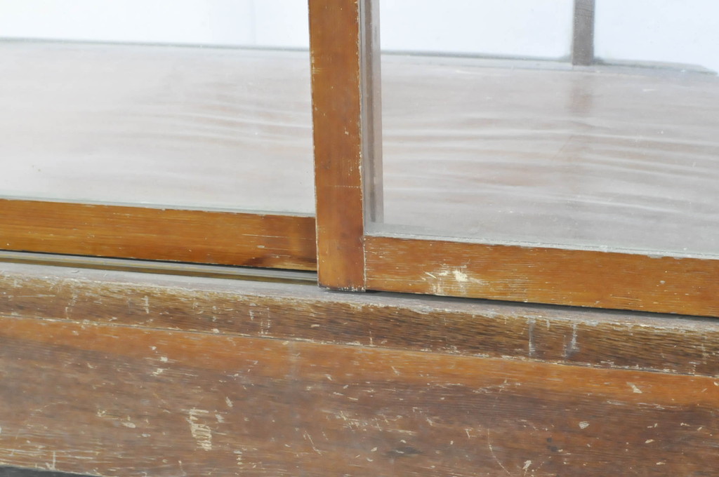 アンティーク家具　ナラ材　レトロな雰囲気漂うコーナーガラスケース(Rガラスケース、ショーケース、飾り棚、陳列棚、店舗什器、曲げガラス)(R-065791)