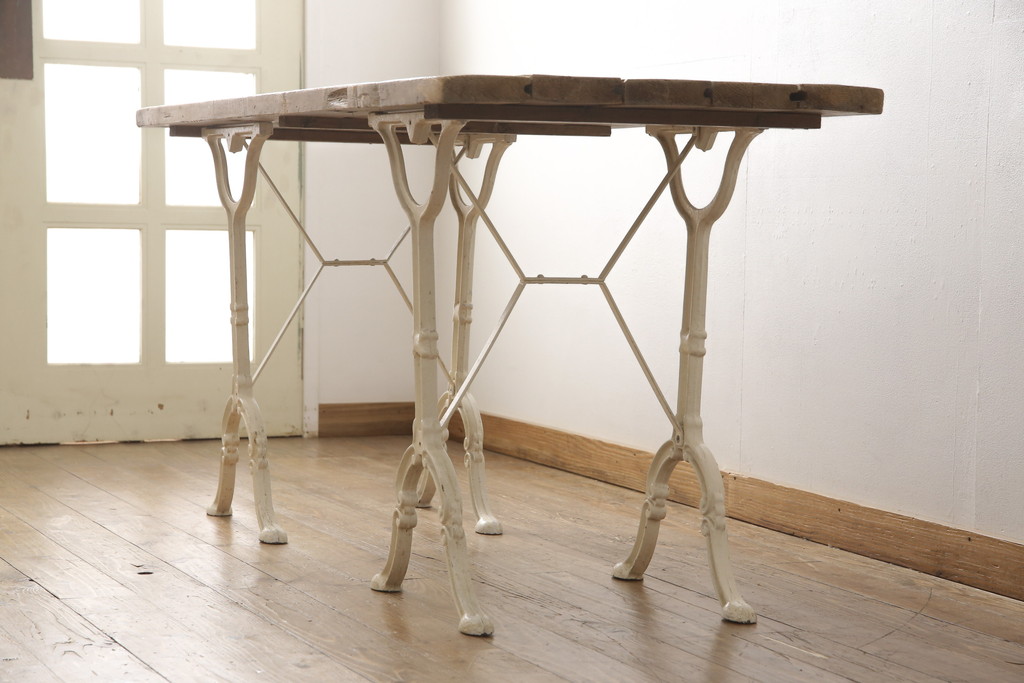 中古　ナチュラルな雰囲気がかわいらしいアンティーク風鉄脚テーブル(作業台、デスク、在宅ワーク、在宅用)(R-052933)