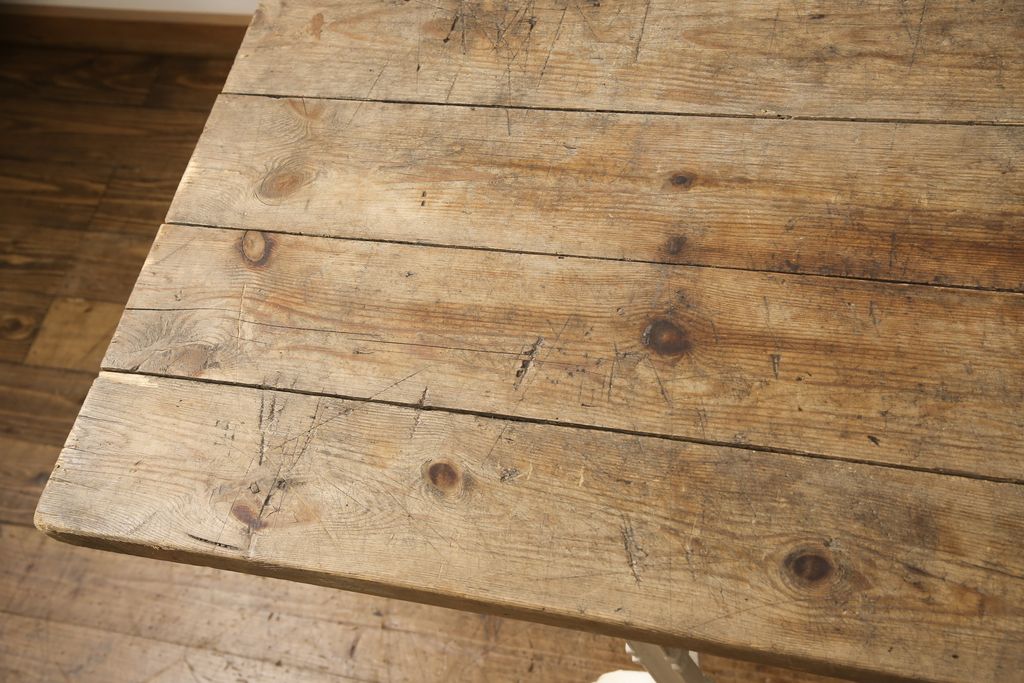 中古　ナチュラルな雰囲気がかわいらしいアンティーク風鉄脚テーブル(作業台、デスク、在宅ワーク、在宅用)(R-052933)