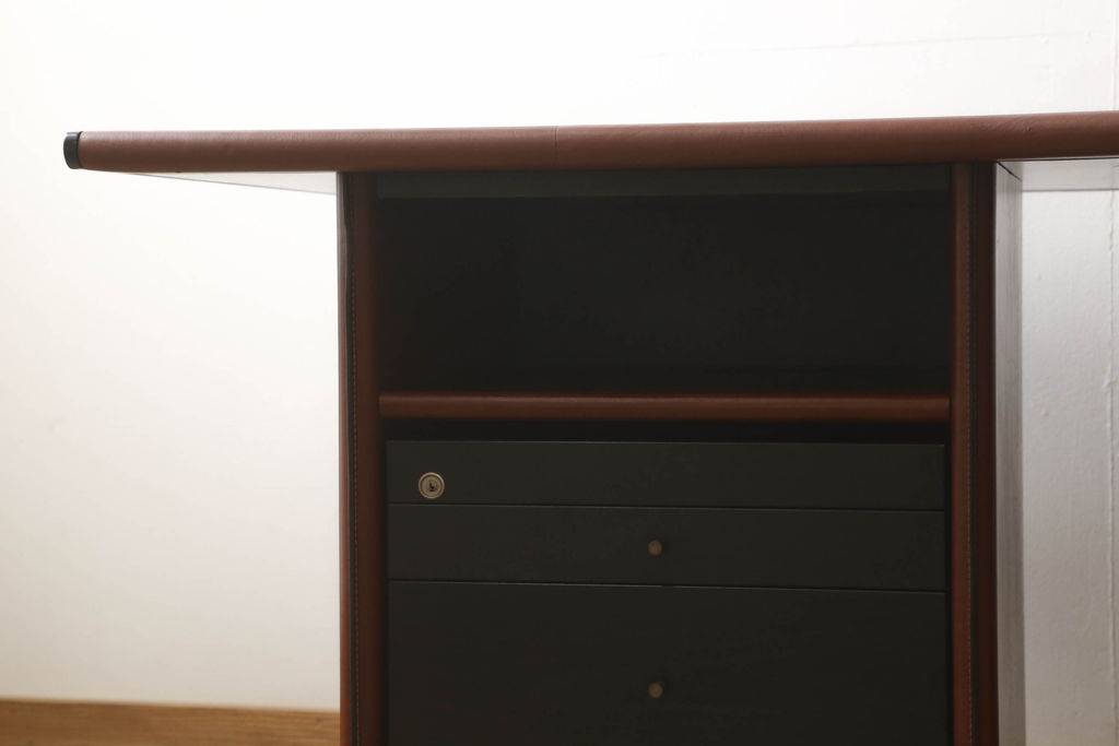 中古　美品　希少!イタリア高級家具　すべて本革張りの贅沢な作り!デスクとチェアのセット(レザー、机、椅子、イス)(R-057144)