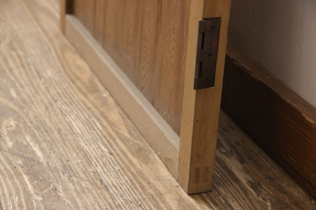 アンティーク建具　高級品　木目がいいね!　枝などをそのまま活かした変わりデザインが目を引く扉(ドア、建具)(R-054192)