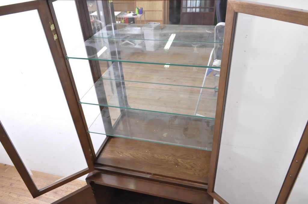 中古　カリモク家具(karimoku)　domani(ドマーニ)　Morganton(モーガントン)　ディスプレイ什器におすすめ!!品のある佇まいが魅力のガラスキャビネット(ガラスケース、キュリオケース、ショーケース、飾り棚、陳列棚、店舗什器)(R-066032)