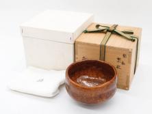 九代 大樋長左衛門　飴釉　約13cm　4.1寸　艶やかな釉薬が美しい見事な茶碗(茶器、抹茶碗、茶道具、和食器、煎茶道具、鵬雲斎書付、大樋焼、落款印、四寸一分、茶巾付き、共箱付き)(R-079744)　