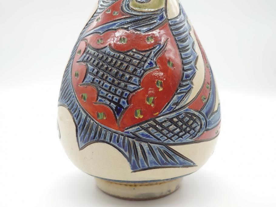 新垣薫作　壺屋焼　ダイナミックで鮮やかな魚文の花瓶(琉球陶器)(R-060585)