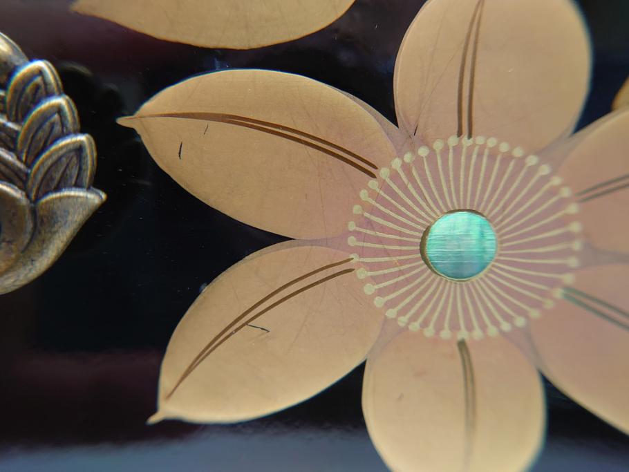 中古　伝統工芸　輪島塗り　凝ったデザインの引手金具と品のある花の絵柄が魅力の小引き出し(チェスト、小物収納、卓上収納)(定価約20万円)(R-060703)です。