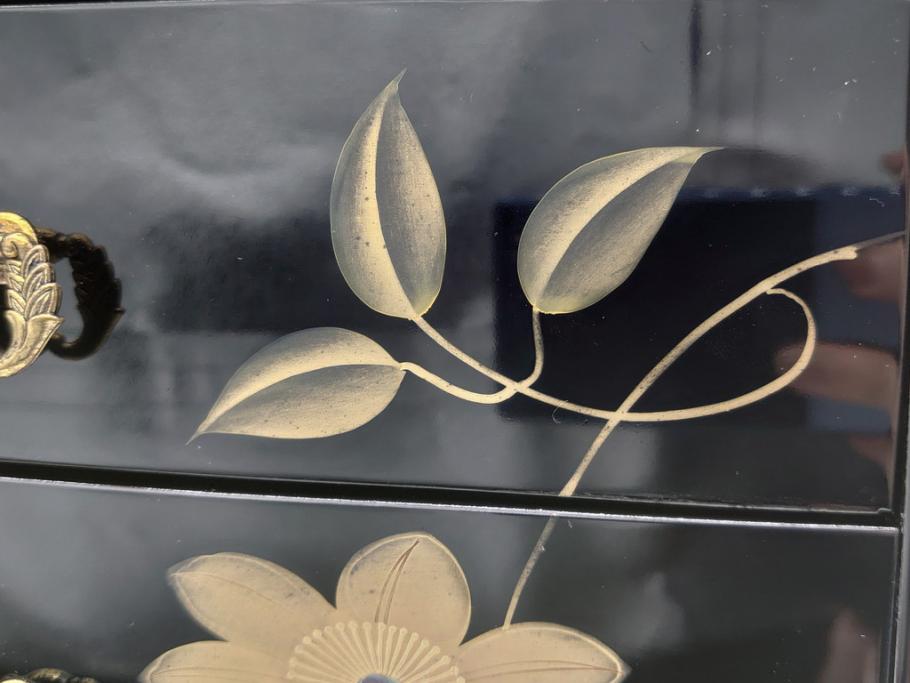中古 伝統工芸 輪島塗り 凝ったデザインの引手金具と品のある花の絵柄
