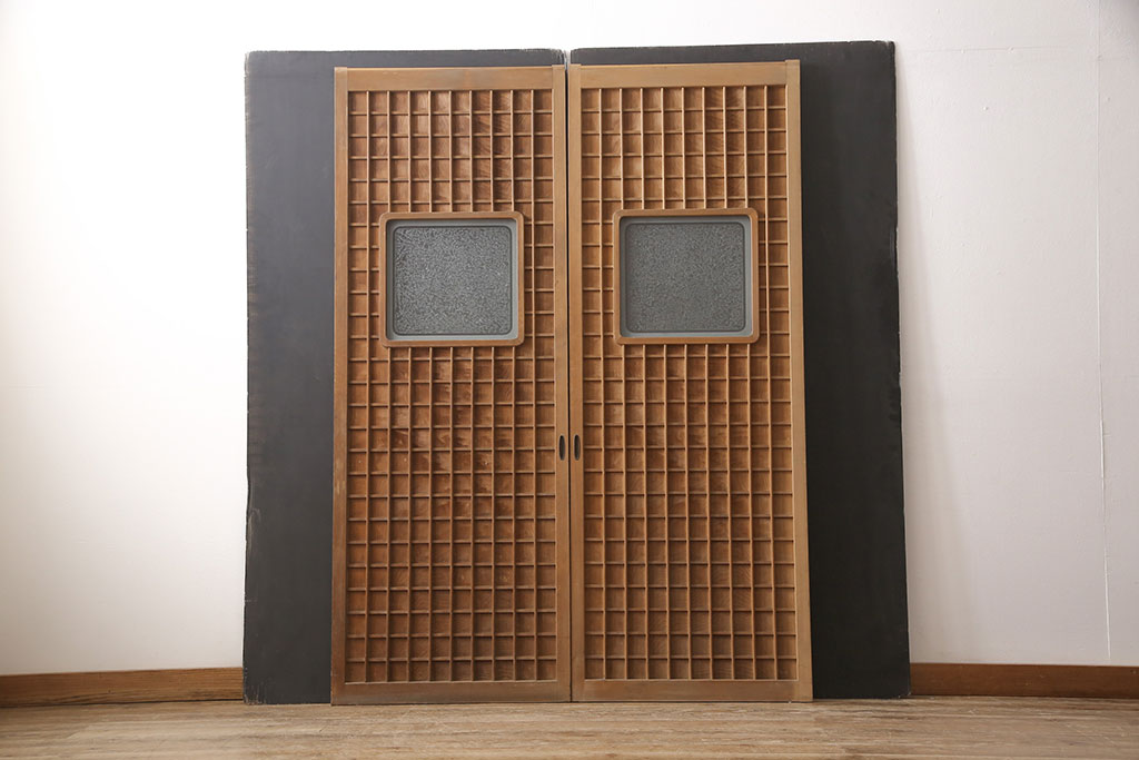 アンティーク建具　高級品　昭和初期　背板も一枚板!　古き良き上質な和を楽しむマス目格子板戸2枚セット(きつね格子、狐格子、格子戸、板戸、引き戸、建具)(R-054242)