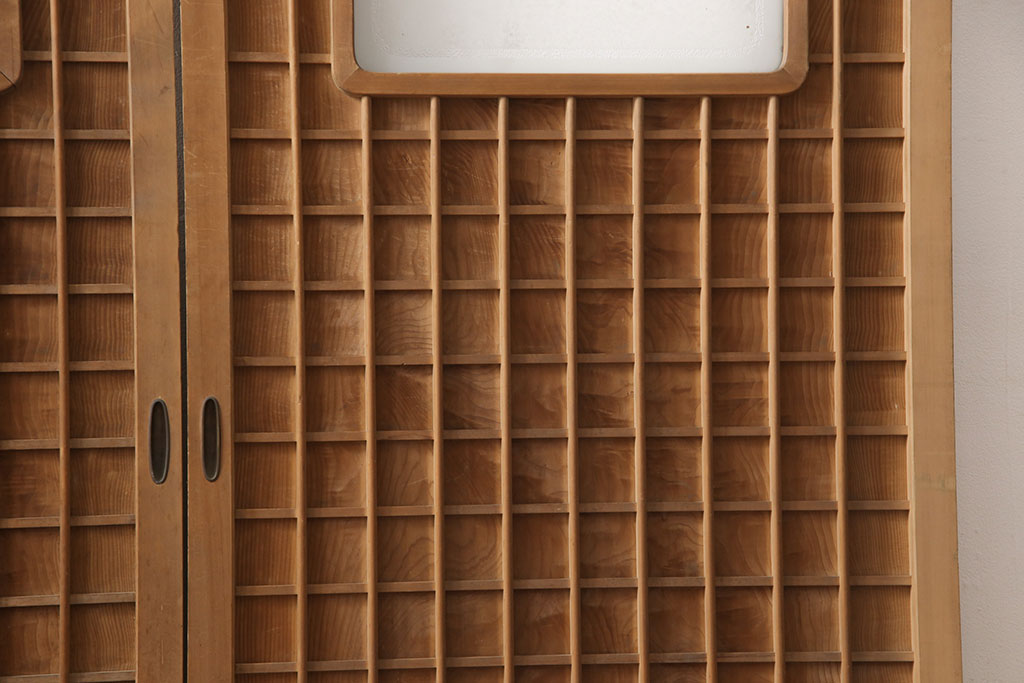 アンティーク建具　高級品　昭和初期　背板も一枚板!　古き良き上質な和を楽しむマス目格子板戸2枚セット(格子戸、板戸、引き戸、建具)(R-054242)