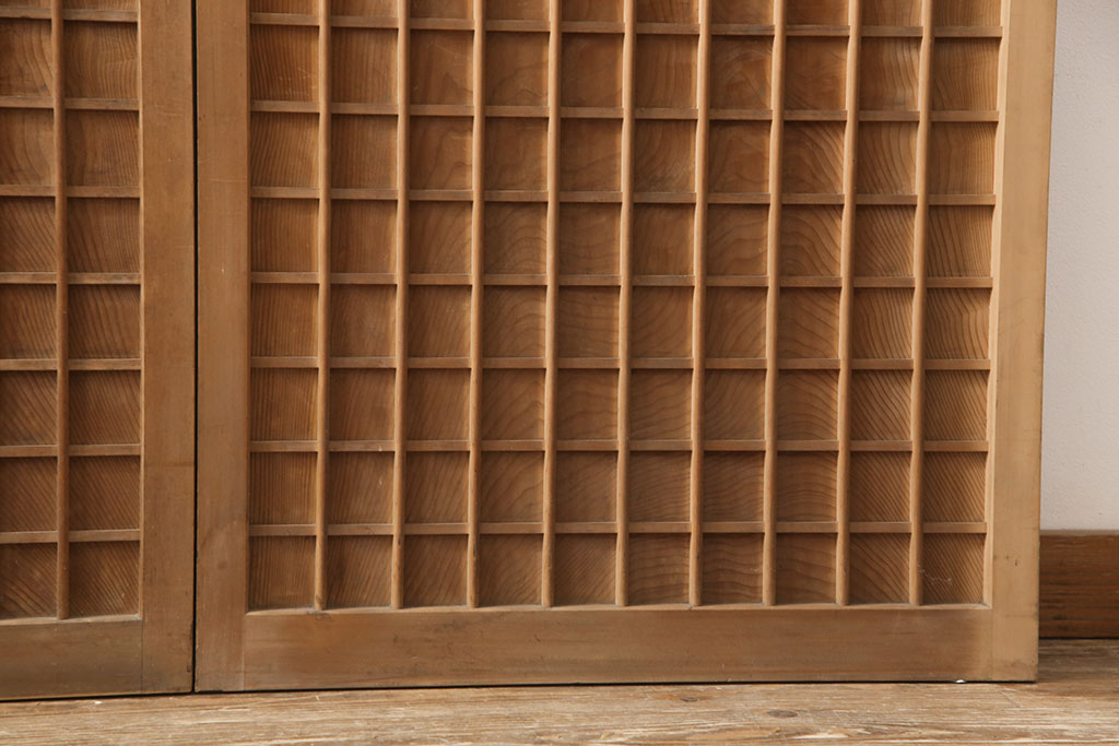 アンティーク建具　高級品　昭和初期　背板も一枚板!　古き良き上質な和を楽しむマス目格子板戸2枚セット(きつね格子、狐格子、格子戸、板戸、引き戸、建具)(R-054242)