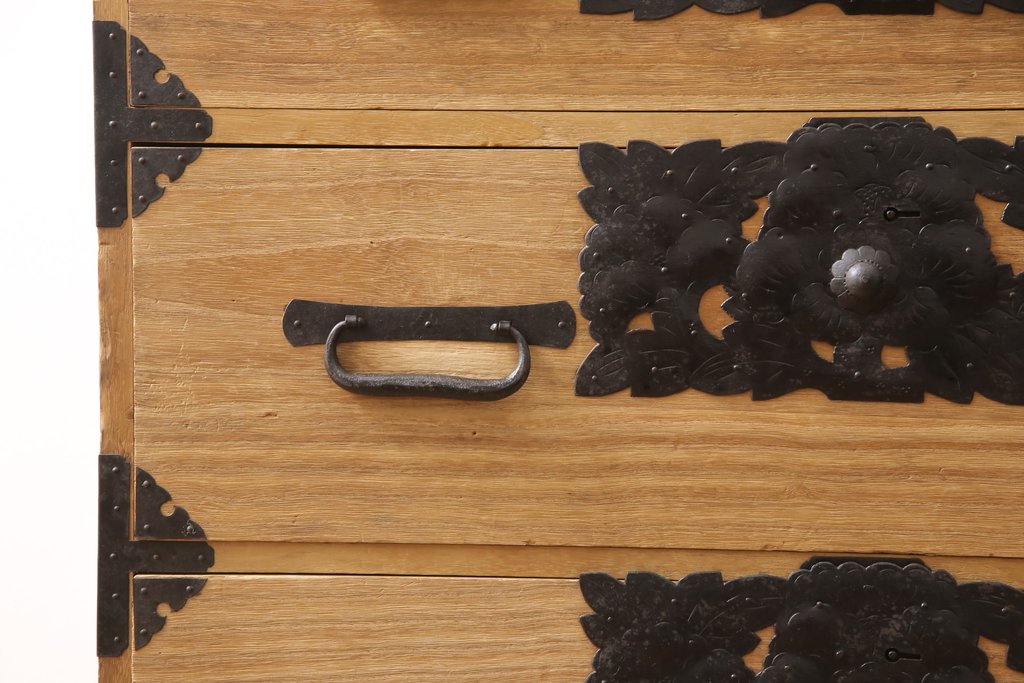 和製アンティーク　前面桐材　明るい木色に黒々とした金具が映える最上箪笥(時代箪笥、桐たんす、和タンス、収納箪笥、引き出し、チェスト)(R-056237)