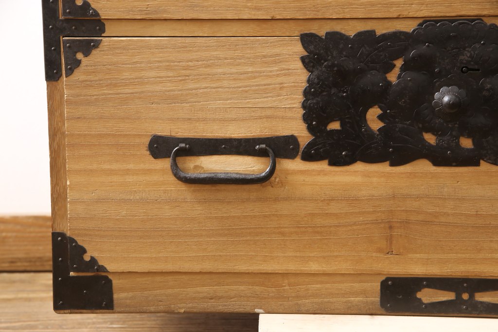 和製アンティーク　前面桐材　明るい木色に黒々とした金具が映える最上箪笥(時代箪笥、桐たんす、和タンス、収納箪笥、引き出し、チェスト)(R-056237)