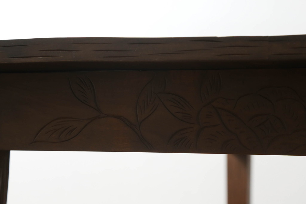 中古　美品　伝統工芸　軽井沢彫り　咲き誇る花の彫刻が美しいダイニングテーブル(作業台、食卓、2人掛け、4人掛け、二人掛け、四人掛け)(R-069078)