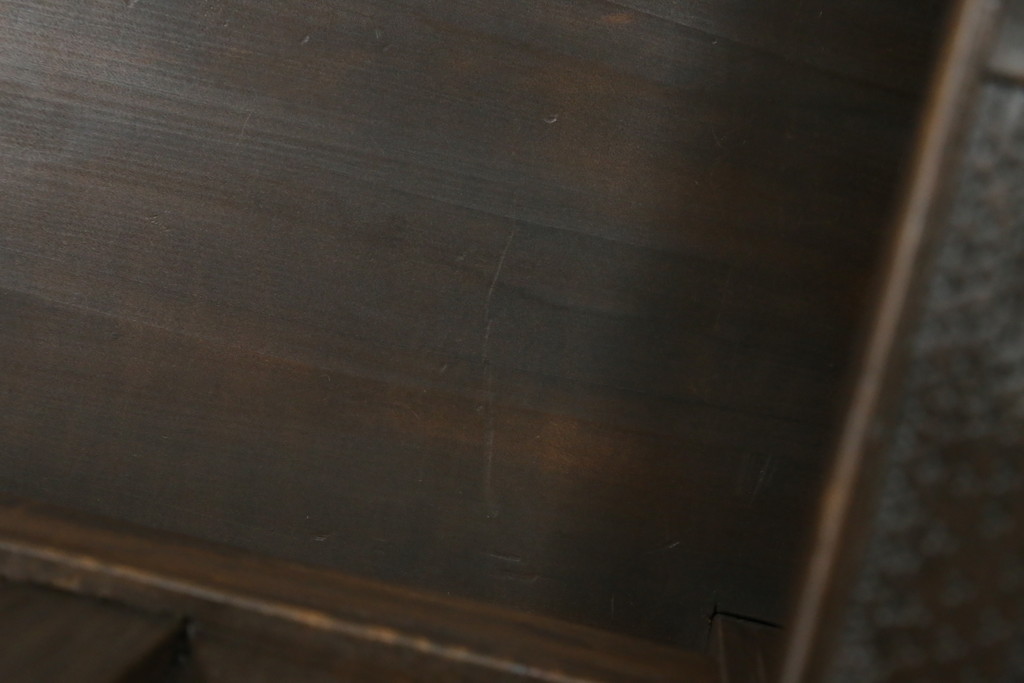 中古　伝統工芸　軽井沢彫り　和モダンな佇まいが魅力のアームチェア2脚セット(板座チェア、ダイニングチェア、椅子、イス)(R-069001)