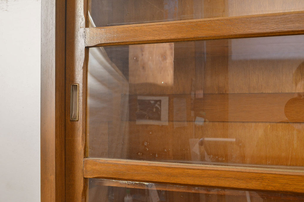和製アンティーク　前面ナラ材　薄型サイズ　深みのある色合いが魅力のレトロなガラス戸棚(収納棚、キャビネット、食器棚)(R-051115)