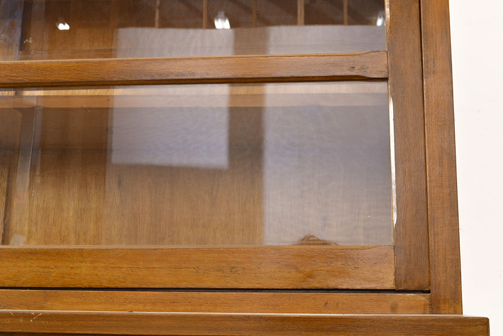 和製アンティーク　前面ナラ材　薄型サイズ　深みのある色合いが魅力のレトロなガラス戸棚(収納棚、キャビネット、食器棚)(R-051115)
