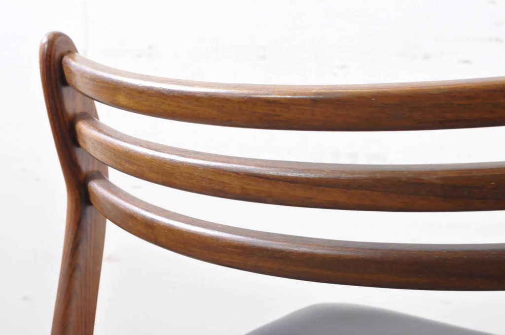 北欧ビンテージ　デンマーク家具　ヴェスタヴィグ・エリクセン(Vestervig Eriksen)　ローズウッド材　無垢材　洗練された佇まいが魅力のダイニングチェア4脚セット(アームレスチェア、椅子、イス、ヴィンテージ)(R-066052)
