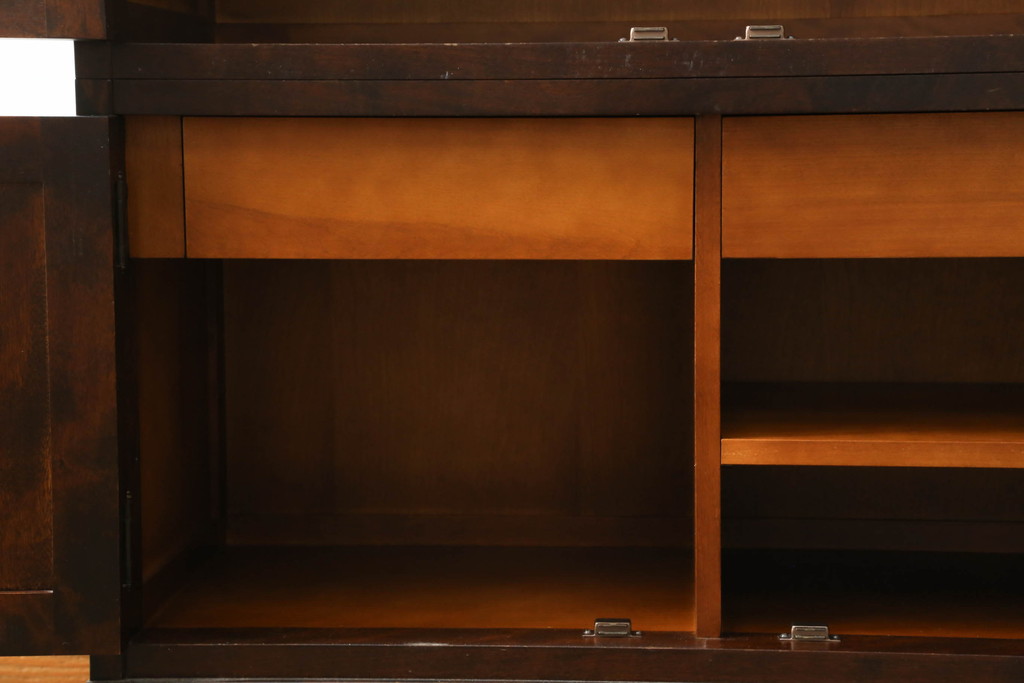 中古　北海道民芸家具　落ち着いた佇まいとシンプルなデザインが魅力的な書棚(ブックケース、本箱、収納棚、戸棚、食器棚、カップボード、飾り棚、キャビネット)(R-074155)