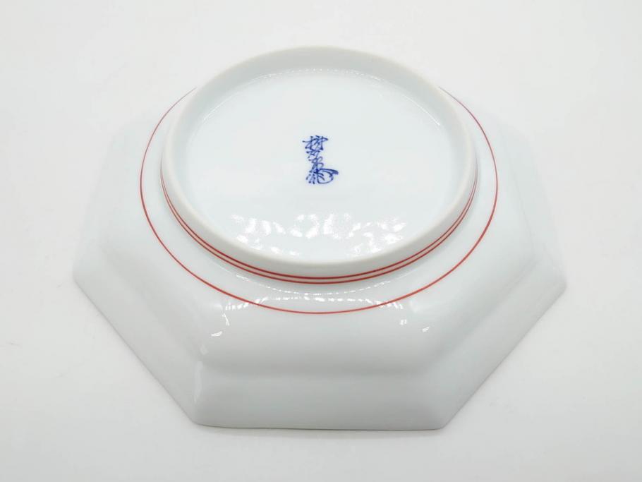 重要無形文化財　人間国宝　十三代 酒井田柿右衛門　有田焼　錦　地文　約16cm　5.1寸　細かな絵付けが見事な八角皿5枚セット(亀甲文、青海波文、七宝文、菱文、吉祥文様、変形皿、中皿、和皿、和食器、共箱付き、裏印、花押、五寸一分)(R-079751)
