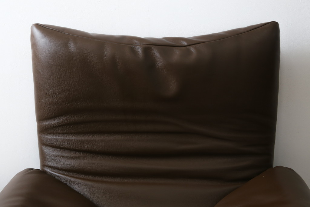 中古　美品　Cassina(カッシーナ)　MARALUNGA(マラルンガ)　本革(レザー)　高級感漂う佇まいが魅力の1人掛けソファ(アームチェア、一人掛け、1P)(定価約100万円)(R-072840)