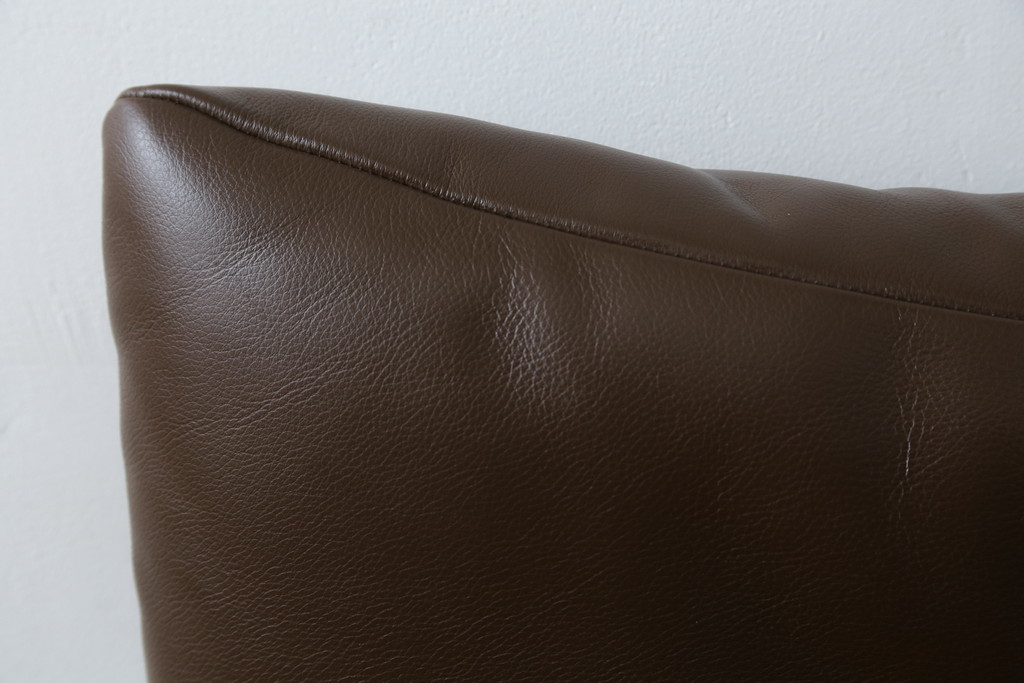 中古　美品　Cassina(カッシーナ)　MARALUNGA(マラルンガ)　本革(レザー)　高級感漂う佇まいが魅力の1人掛けソファ(アームチェア、一人掛け、1P)(定価約100万円)(R-072840)