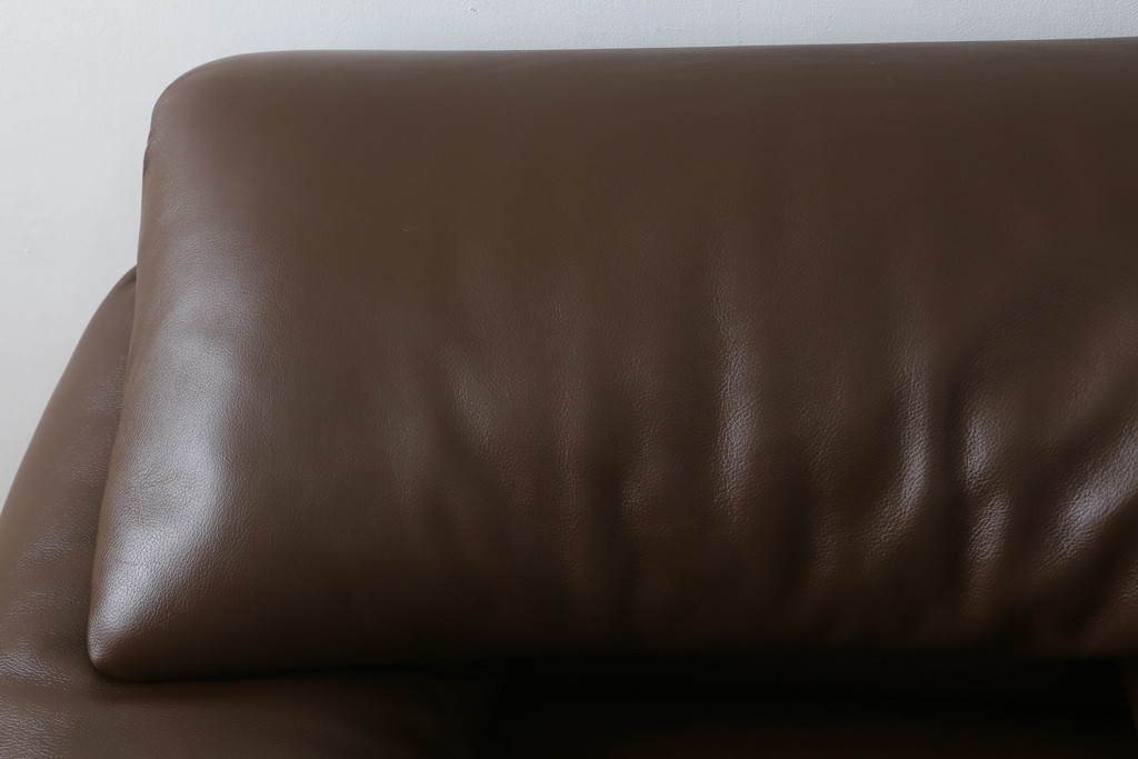 中古　美品　Cassina(カッシーナ)　MARALUNGA(マラルンガ)　本革(レザー)　高級感漂う佇まいが魅力の1人掛けソファ(アームチェア、一人掛け、1P)(定価約100万円)(R-072840)