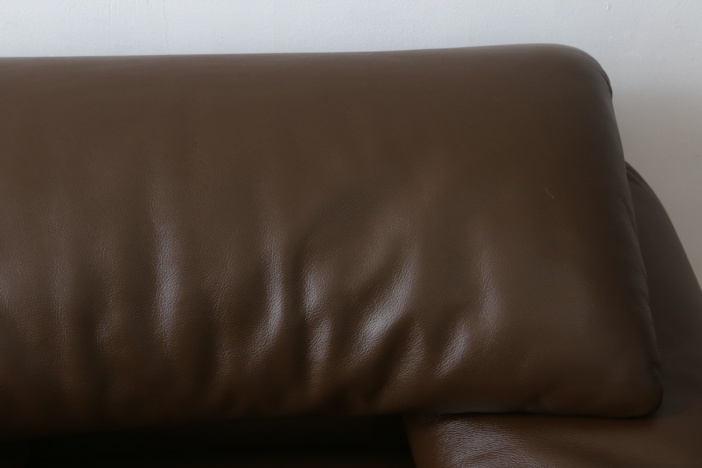 中古　美品　Cassina(カッシーナ)　MARALUNGA(マラルンガ)　本革(レザー)　高級感漂う佇まいが魅力の1人掛けソファ(アームチェア、一人掛け、1P)(定価約100万円)(R-072840)