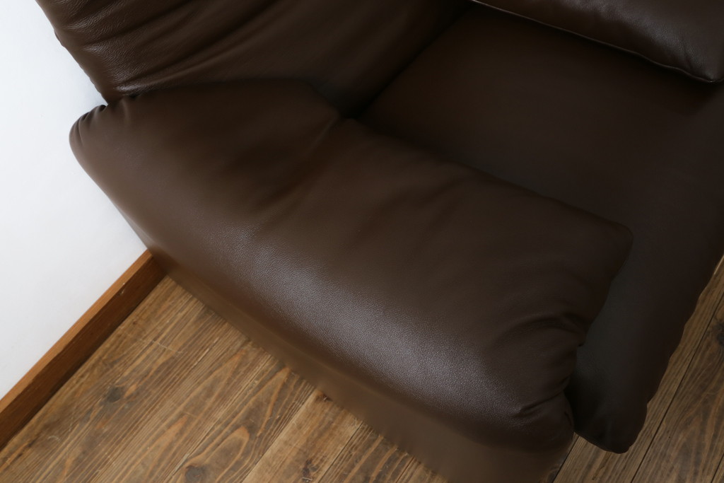 中古　美品　Cassina(カッシーナ)　MARALUNGA(マラルンガ)　本革(レザー)　高級感漂う佇まいが魅力の1人掛けソファ(アームチェア、一人掛け、1P)(定価約100万円)(R-072840)