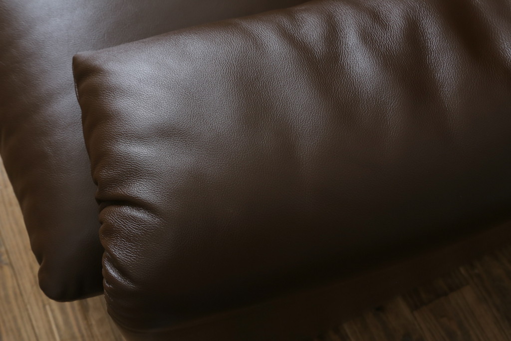 中古　美品　Cassina(カッシーナ)　MARALUNGA(マラルンガ)　本革(レザー)　高級感漂う佇まいが魅力の1人掛けソファ(アームチェア、一人掛け、1P)(定価約100万円)(R-072840)